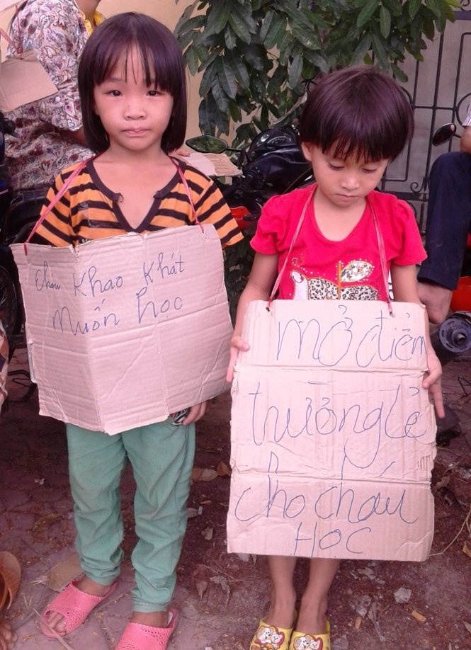 Các em học sinh theo cha mẹ đến phòng tiếp dân UBND tỉnh Nghệ An.