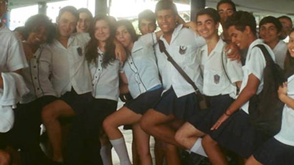 Nam sinh dong loat mac vay toi lop de phan doi giao vien hinh anh