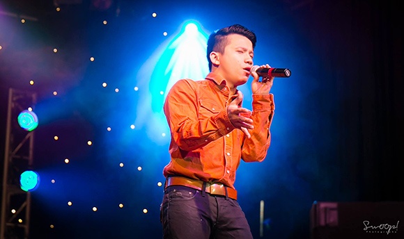 Hiện anh chàng có thể giả được 20 -25 giọng của các ca sĩ khác nhau, dù nam hay nữ.