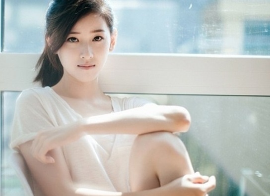 Co be tra sua khoe chan thon ben cua so gay sot hinh anh