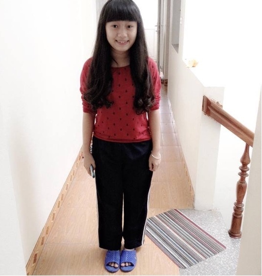 Những bức ảnh cá nhân của Kiều Anh được quan tâm. Cô giá này có chiều cao khá khiêm tốn là 1,4 m. Khi chụp với người bạn cao 1,68 m càng làm nổi bật thân hình tí hon của nữ sinh này. Nhìn tấm ảnh, nhiều người nhầm tưởng Kiều Anh là con của người đứng bên cạn