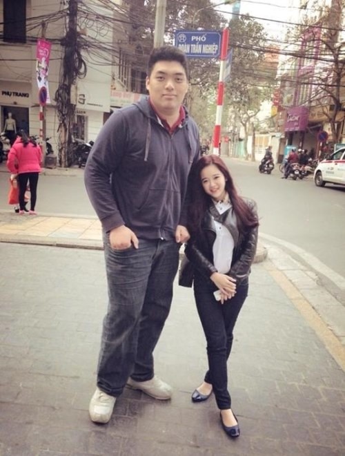 Đầu năm 2014, tấm ảnh chàng trai có thân hình cao lớn đứng cạnh cô gái xinh xắn, bé nhỏ ở phố Đoàn Trần Nghiệp (Hà Nội) thu hút sự quan tâm của dư luận. Sự tương phản về ngoại thình thấp - cao, béo - gầy thu hút gần 30.000 lượt xem chỉ trong thời gian ngắn. Thành viên Ngọc Chiến phản bác: 