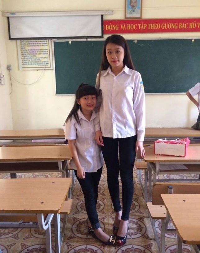 Ngày 23/9, nickname có tên Vương Inox đã đăng tải ảnh chụp của 2 nữ sinh chênh lệch chiều cao trong một lớp học. Bức ảnh nhanh chóng lan tỏa trong cộng đồng mạng. Theo tìm hiểu, cô gái tí hon trong ảnh có tên Vũ Thị Kiều Anh, sinh ngày 26/12/1997, hiện đang học lớp 12 trường THPT Cẩm Phả, Quảng Ninh.