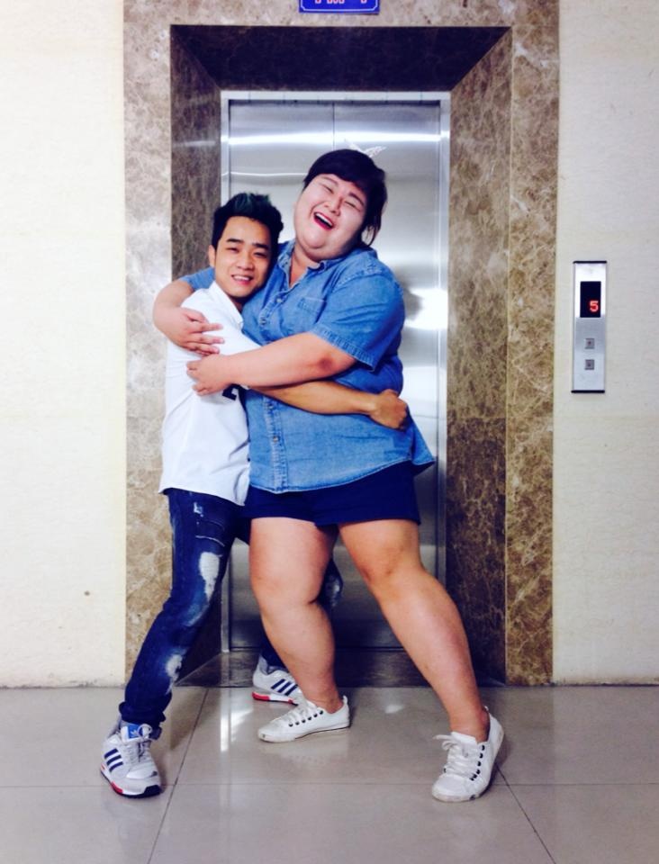 Tháng 8/2014, trên Facebook cá nhân của diễn viên Đỗ Duy Nam - chàng trai được biết đến với loạt nhạc chế đình đám như: Đời nghệ sĩ, Mảnh ghép vùng cao, Em của mùa Word cup... đăng tải ảnh chụp cùng 9X béo ú Ngô Thủy Tiên.  Duy Nam đặt tên cho cuộc gặp gỡ là 