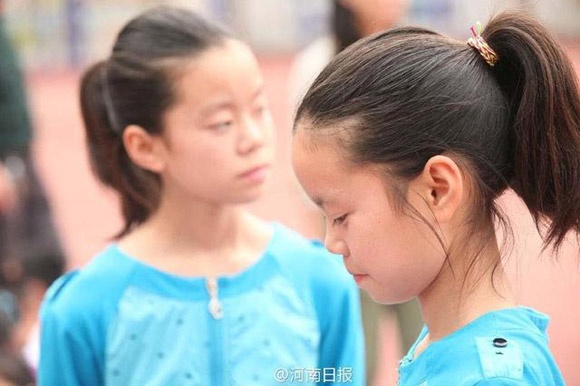 Hiệu trưởng của trường tiểu học số 1 ở Linbao cho biết, trong 4000 học sinh toàn trường thì có tới 32 cặp sinh đôi.