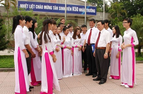 Cam SV mac quan coc, ao phong khong co den giang duong hinh anh