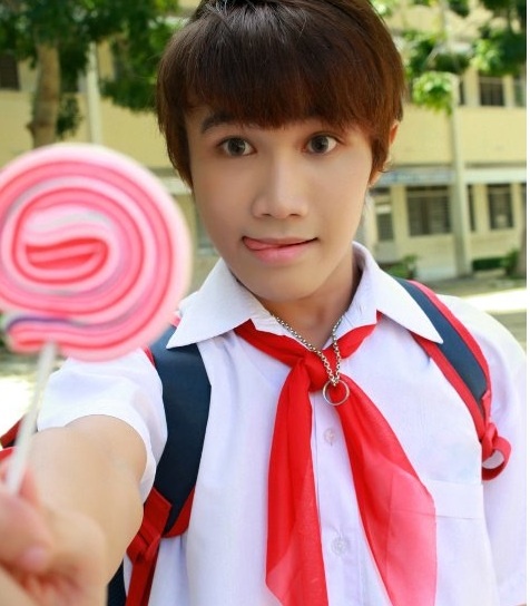 Huỳnh Ngọc Lập (Huỳnh Lập Lờ) là chàng trai sinh năm 1993, trưởng nhóm hài đình đám DAMtv. Huỳnh Lập Lờ bắt đầu vai diễn đầu tiên của mình từ năm học lớp 6, khi cô giáo đề cử vào đội văn nghệ cảu trường. Khi là học sinh, Huỳnh tham gia tất cả các phong trào liên quan đến kịch nói. Từng trượt ĐH Sân khấu Điện ảnh TP.HCM ngay từ vòng sơ tuyển, Huỳnh Lập Lờ hiểu ra nếu chỉ có tình yêu là chưa đủ, cần sự rèn giũa cho nghệ thuật. Quyết tâm thi lại năm thứ 2, chàng trai này đỗ ngôi trường mơ ước với ý định trở thành đạo diễn hoặc diễn viên sân khấu. 