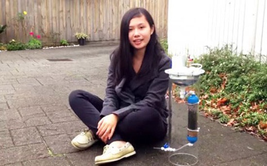 Cynthia Sin Nga Lam bên cạnh sáng chế của mình.