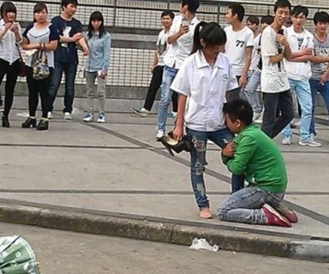 To tinh bi tu choi, chang trai om chan ban gai van nai hinh anh