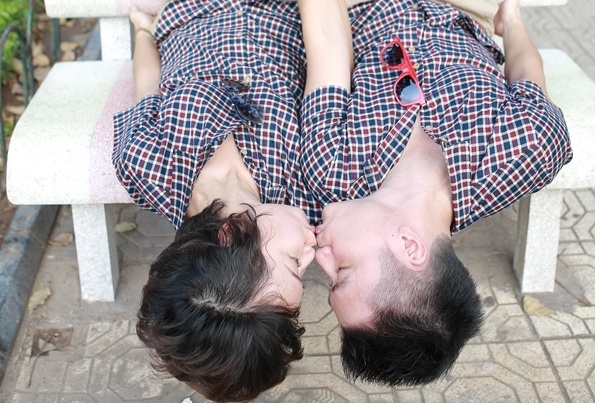Anh cuoi ‘Ha Noi va hai thang ban’ an tuong voi nu hon nguoc hinh anh