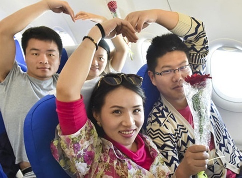 58 cap doi ket hon tap the tren may bay hinh anh