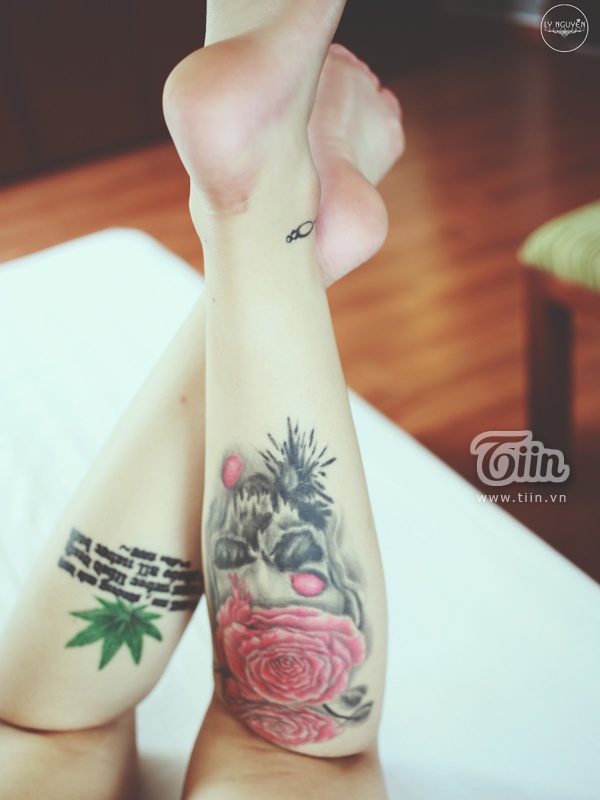Hình xăm độc đáo ở bắp chân sau.