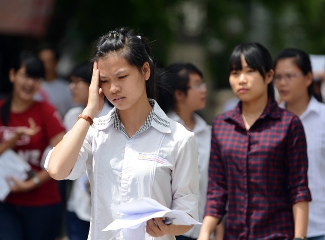 Thí sinh mệt mỏi kết thúc bài làm môn Toán tại trường ĐH Ngoại thương. Ảnh: Lê Hiếu.