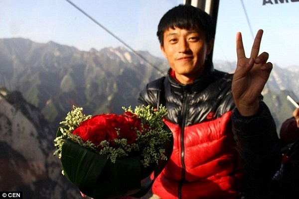 Fan vui mừng vì lấy lại được hoa và nhẫn từ những người bạn.