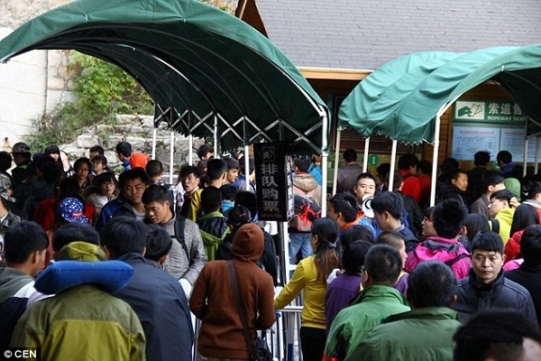 Quá nhiều khách du lịch muốn ngắm mặt trời mọc.