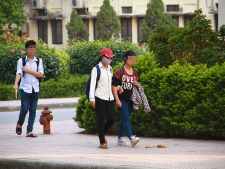 Hình ảnh ghi nhận tại Trường ĐH Y Hà Nội sáng 8/10: Vẫn có sinh viên đi dép lê.