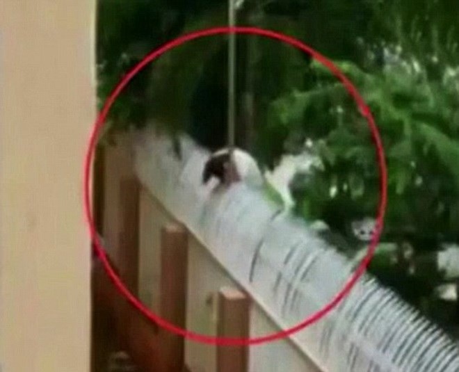Nu sinh bi giat chet khi co leo hang rao dien ra ngoai hinh anh