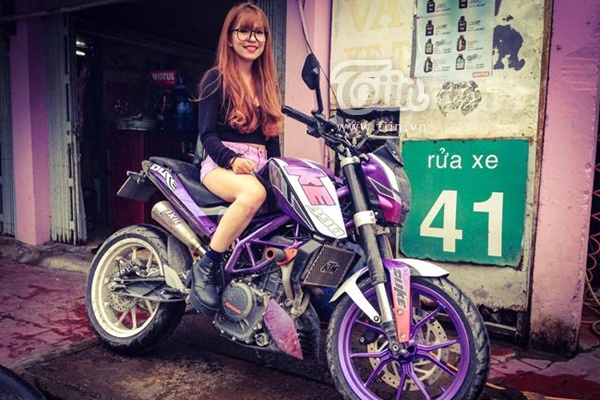 Hình ảnh cô gái trên chiếc xe phân khối lớn.