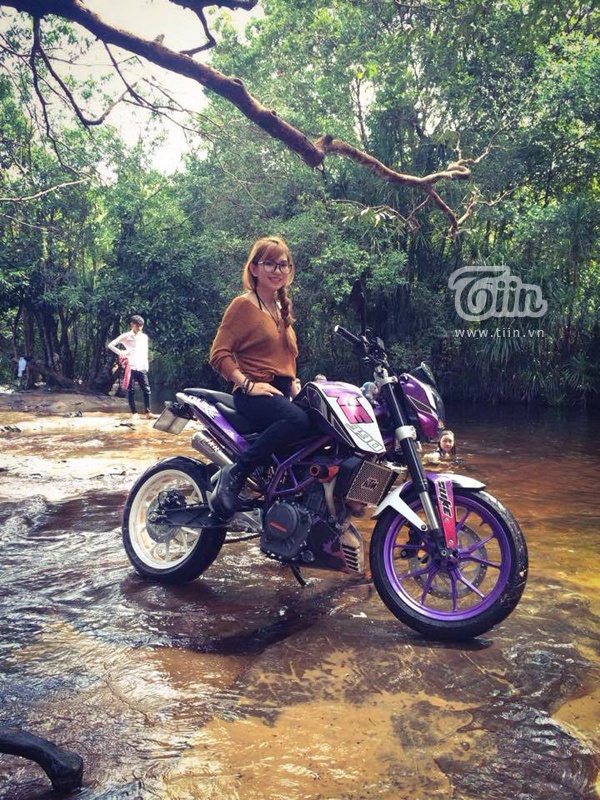 Trang sơn lại chiếc xe mới màu tím.