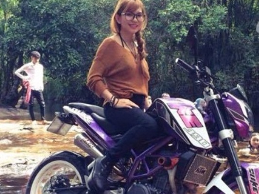 Ba me mot con va xe 390 phan khoi hinh anh