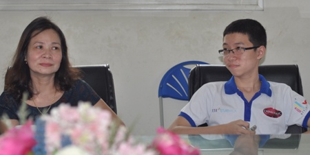 Nhật Minh và mẹ trong buổi giao lưu với học sinh Trường THPT Lương Thế Vinh (Hà Nội) sáng 11/10.