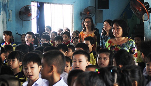 Hoc sinh chao co tren san thuong o TP.HCM hinh anh