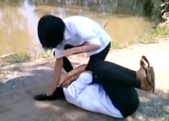 Nu sinh danh ban giua duong hinh anh