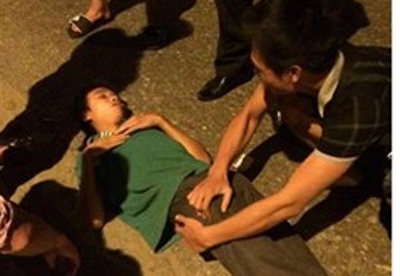 Thanh nien doi, ngat giua duong HN duoc cuu giup hinh anh