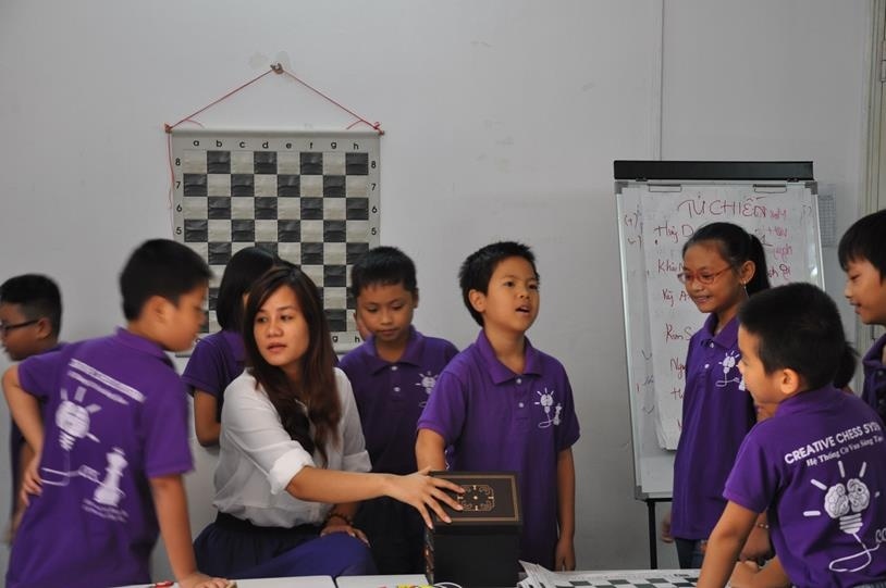 Nu kien tuong the gioi mo lop hoc co vua thong minh hinh anh