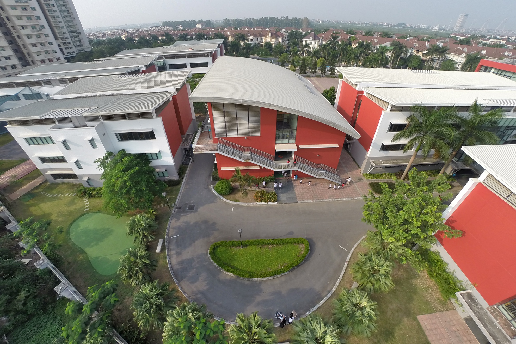 Hanoi Academy được đầu tư cơ sở vật chất hiện đại tại Hà Nội, đảm bảo cho các học sinh một môi trường học tập tiên tiến. Đặc biệt, năm 2009, công trình trường Hanoi Academy đã hai lần cùng đơn vị tư vấn thiết kế nhận giải thưởng cao nhất tại Châu Á và Trung Đông về thiết kế. Nhìn toành cảnh trường từ camera bay sẽ thấy được sân golf mini - nét khác biệt của trường.