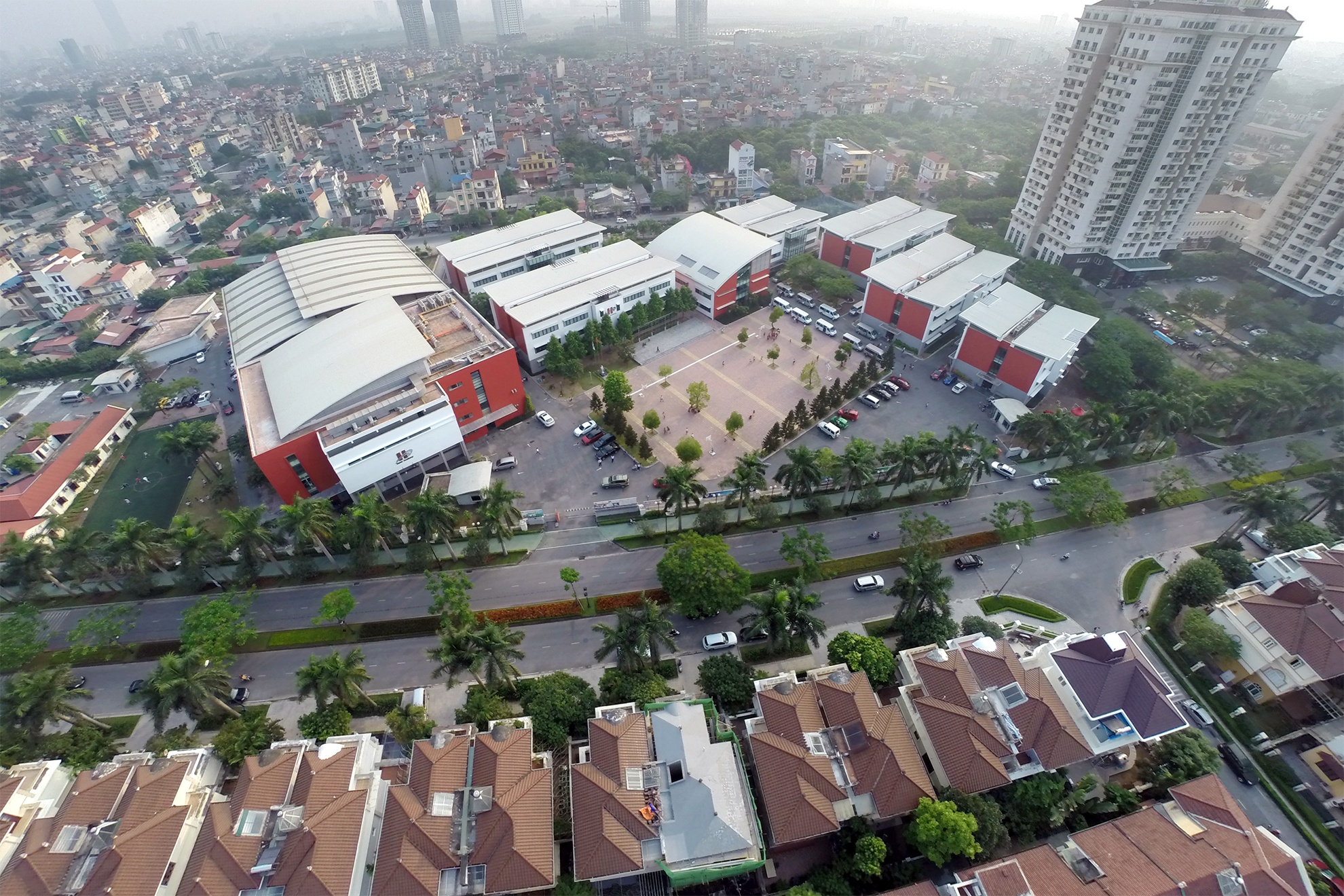 Trường nằm trong khuôn viên của khu đô thị quốc tế Ciputra. Toàn cảnh Hanoi Acedemy có tổng số 120 phòng học tại 6 tòa nhà với diện tích mỗi phòng hơn 50 m2 được thiết kế dành riêng cho các khối mầm non, tiểu học và trung học cơ sở.