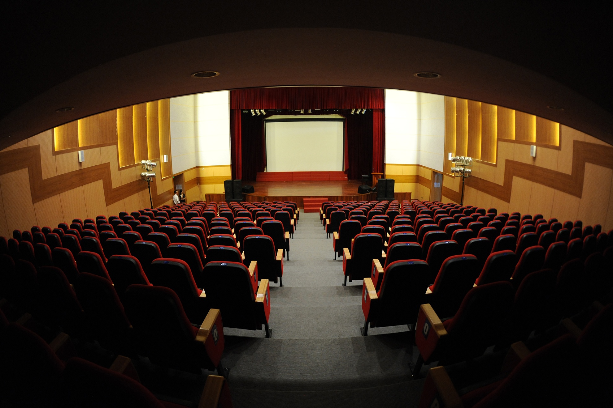 Nhà biểu diễn được thiết kế 2 tầng là niềm tự hào của học sinh Hanoi Academy. Tại đây, hệ thống âm thanh, ánh sáng được trang bị phục vụ cho các sự kiện, giao lưu quan trọng.