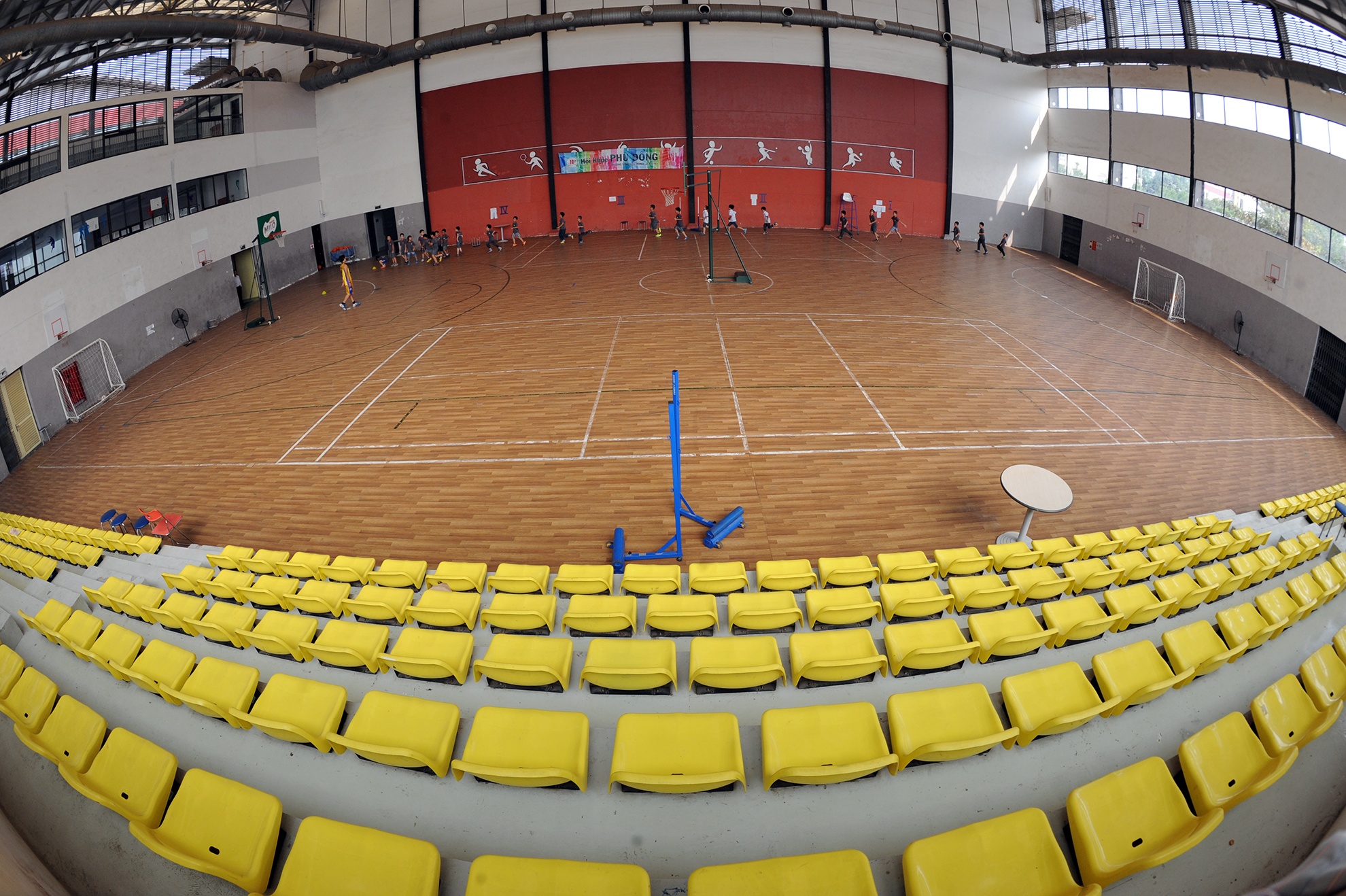 Nhà thể thao đa năng là nơi diễn ra các hoạt động phát triển thể chất và tinh thần đồng đội của học sinh Hanoi Academy như bóng rổ, bóng chuyền, cầu lông, bóng bàn, tennis hay bóng đá.