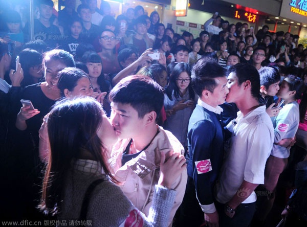 Hơn 40 cặp đôi sôi nổi tham gia cuộc thi với mong muốn giành được chiếc Iphone 6.