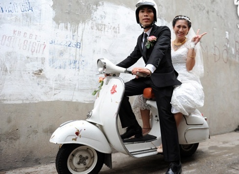 Chuyen tinh gai hon 2 cua cap doi phuot bang Vespa co hinh anh