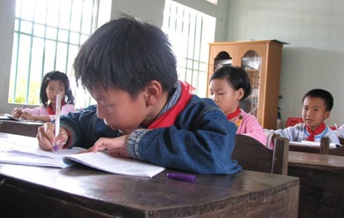 Học sinh lớp 1 Trường Tiểu học Khánh Thượng (Ba Vì, Hà Nội) mới tập tô chữ nên chưa hiểu lời phê của cô giáo.