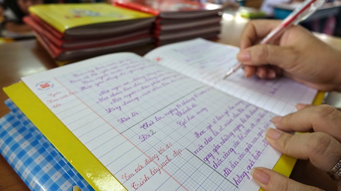 Những lời nhận xét của giáo viên thay chấm điểm cho học sinh lớp 3 tại một trường tiểu học ở TP.HCM.