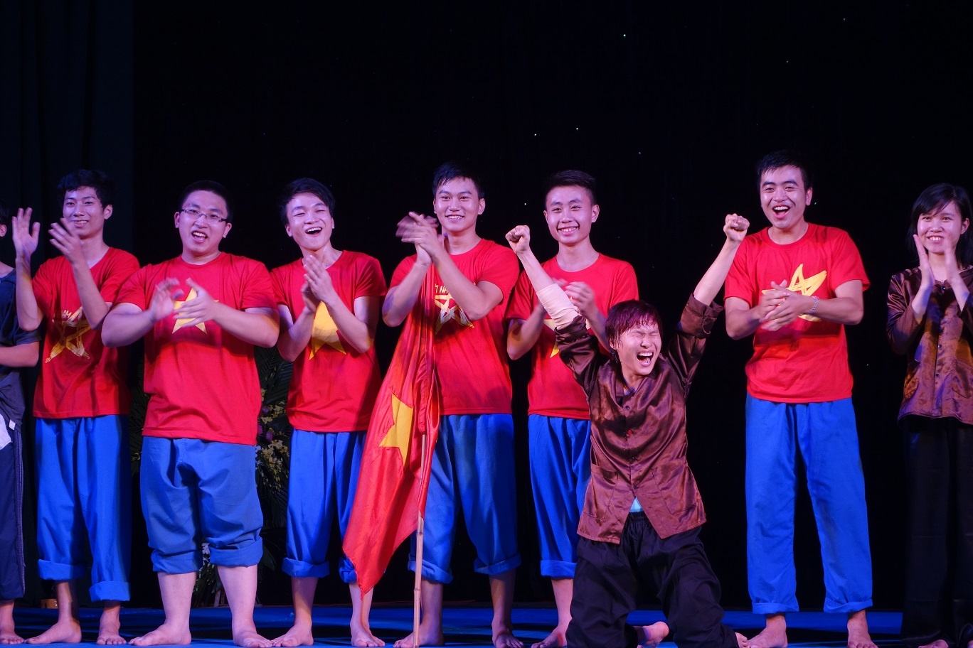 Niềm vui vỡ òa của nhóm đạt giải nhất.