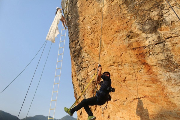 Bộ ảnh được thực hiện đầy nguy hiểm.