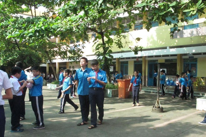 Hieu truong thu, chi sai hon 1 ty dong chi bi ha bac luong hinh anh