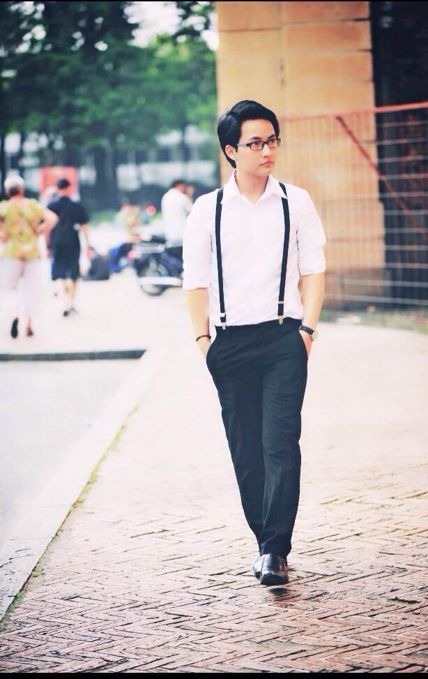 Được biết, với khuôn mặt điển trai, thường xuyên diện phong cách trẻ trung với sơ mi trắng, quần âu, giảng viên Lại Tiến Minh thường bị nhầm là sinh viên mỗi khi lên lớp.