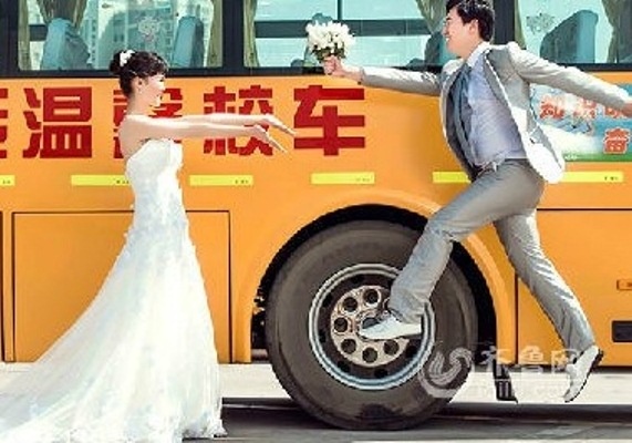 Bo anh cuoi dep an tuong voi xe buyt truong hoc hinh anh