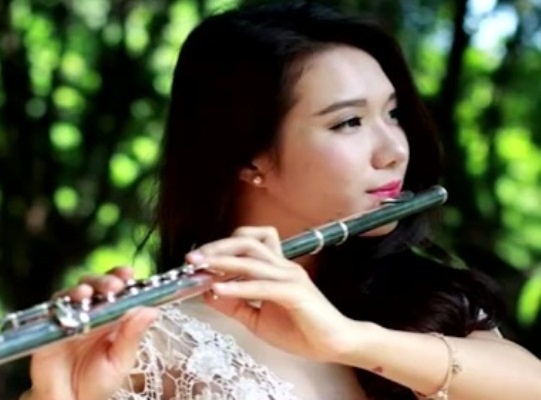 Clip co gai thoi sao flute hinh anh