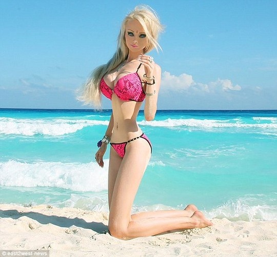 Valeria Lukyanova gây sốc với thân hình và gương mặt hệt búp bê.