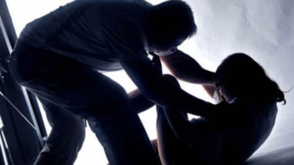 Thay giao tan cong tinh duc hoc sinh tren o to rieng hinh anh