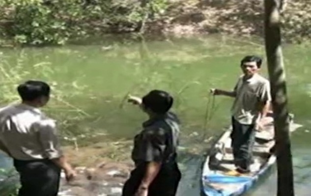 Clip hoc sinh tu vong khi qua suoi hinh anh