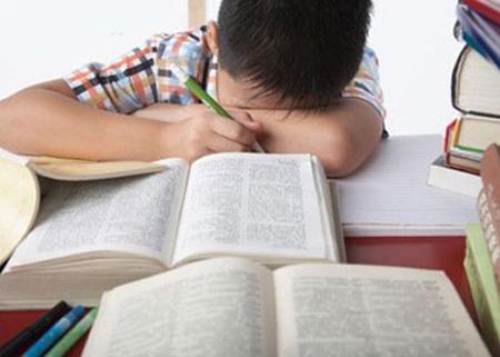 Một số phụ huynh được hỏi cho biết: Từ ngày bỏ chấm điểm, tối về muốn con ôn bài cũng rất khó .