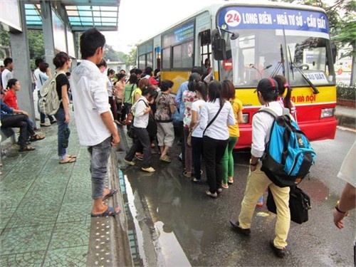 Noi hoang so cua nu sinh khi bi lam dung tren xe buyt hinh anh