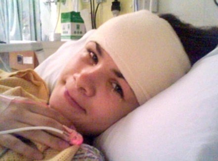 Co gai mac u nao van tot nghiep dai hoc loai uu hinh anh