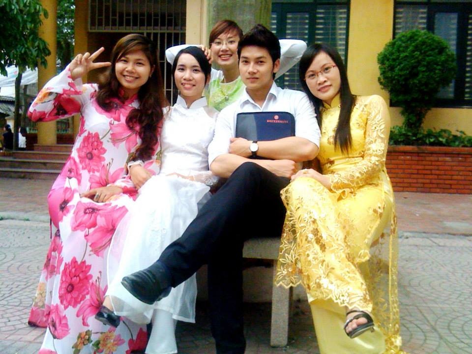 Thầy giáo trẻ được nhiều người yêu mến.